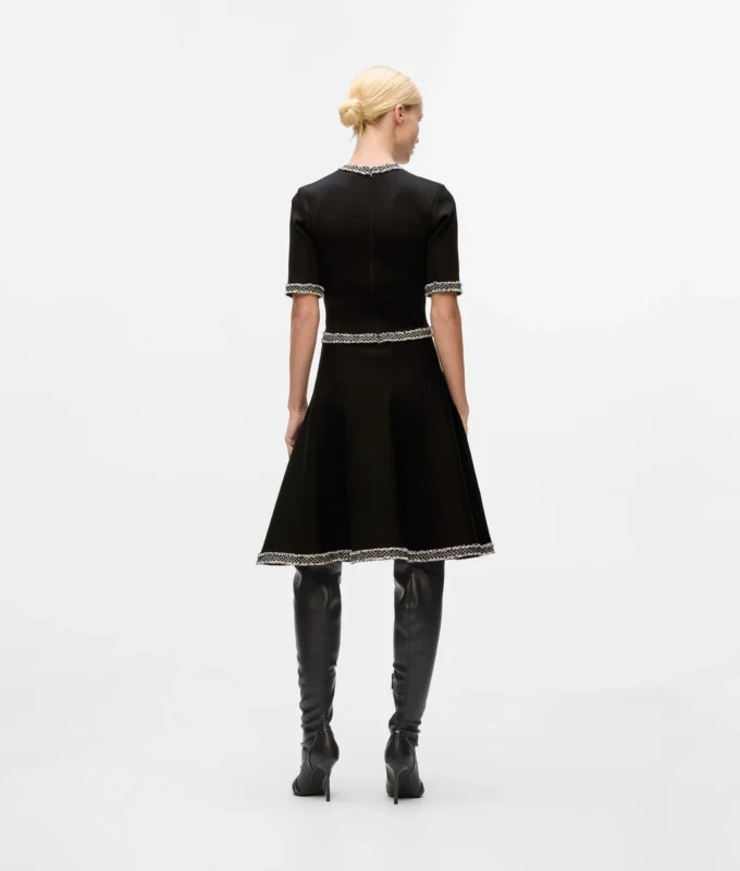 Abito in maglia con dettagli bouclé Abito in maglia con dettagli bouclé