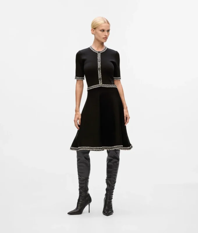 Abito in maglia con dettagli bouclé Abito in maglia con dettagli bouclé