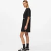 Abito T-shirt con citazione di Karl Abito T-shirt con citazione di Karl