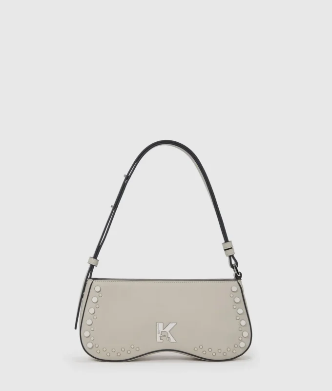 Borsa a tracolla con borchie e occhiali da sole Borsa a tracolla con borchie e occhiali da sole