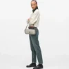 Borsa a tracolla con borchie e occhiali da sole Borsa a tracolla con borchie e occhiali da sole