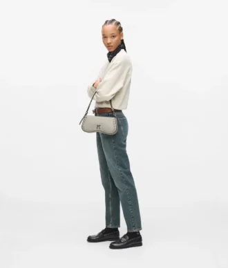 Borsa a tracolla con borchie e occhiali da sole