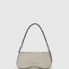 Borsa a tracolla con borchie e occhiali da sole Borsa a tracolla con borchie e occhiali da sole