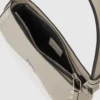 Borsa a tracolla con borchie e occhiali da sole Borsa a tracolla con borchie e occhiali da sole