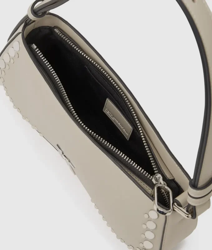 Borsa a tracolla con borchie e occhiali da sole Borsa a tracolla con borchie e occhiali da sole