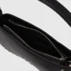 Borsa a tracolla con borchie e occhiali da sole Borsa a tracolla con borchie e occhiali da sole