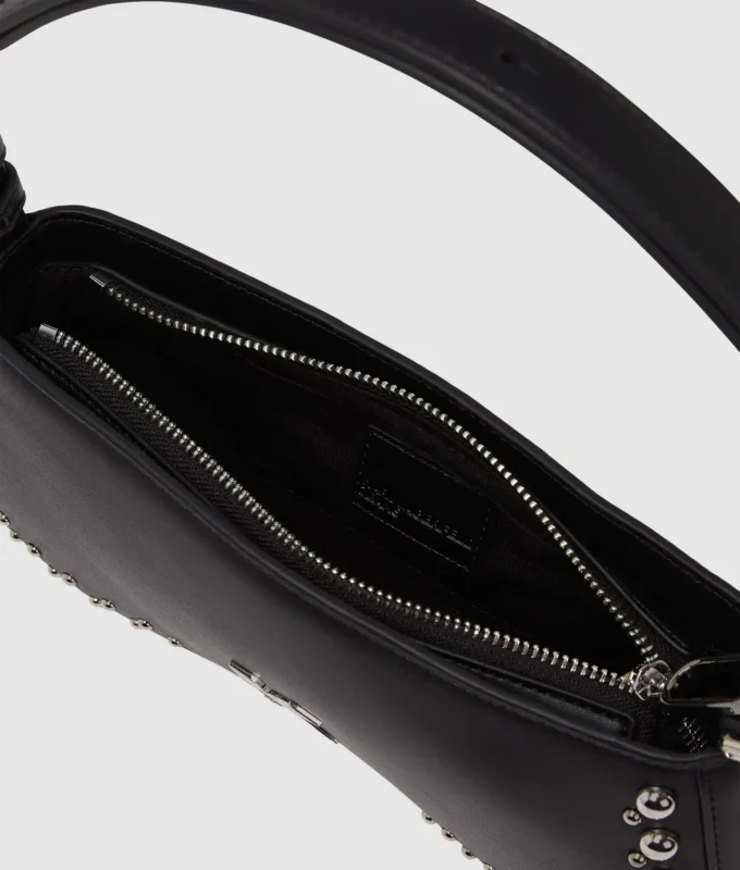 Borsa a tracolla con borchie e occhiali da sole Borsa a tracolla con borchie e occhiali da sole