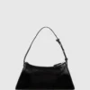 Borsa a tracolla con logo geometrico lucido Borsa a tracolla con logo geometrico lucido