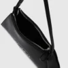 Borsa a tracolla con logo geometrico lucido Borsa a tracolla con logo geometrico lucido