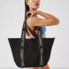 Borsa da spiaggia con logo intrecciato Borsa da spiaggia con logo intrecciato
