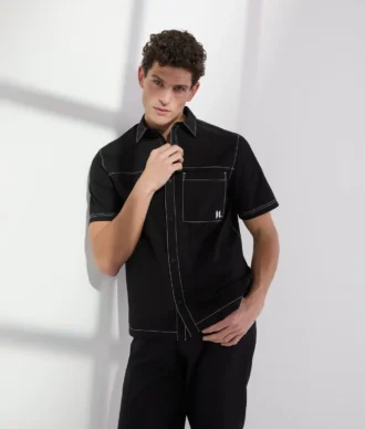 CAMICIA A MANICHE CORTE CON CUCITURE A CONTRASTO