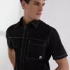 CAMICIA A MANICHE CORTE CON CUCITURE A CONTRASTO CAMICIA A MANICHE CORTE CON CUCITURE A CONTRASTO