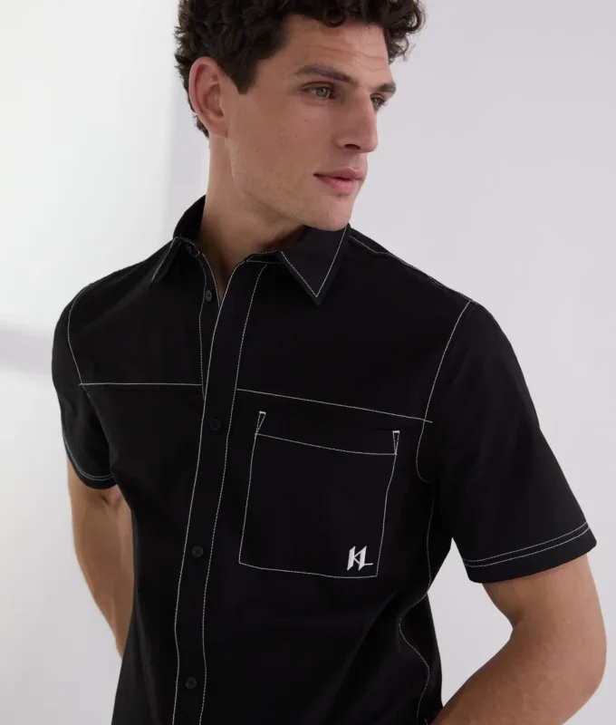 CAMICIA A MANICHE CORTE CON CUCITURE A CONTRASTO CAMICIA A MANICHE CORTE CON CUCITURE A CONTRASTO