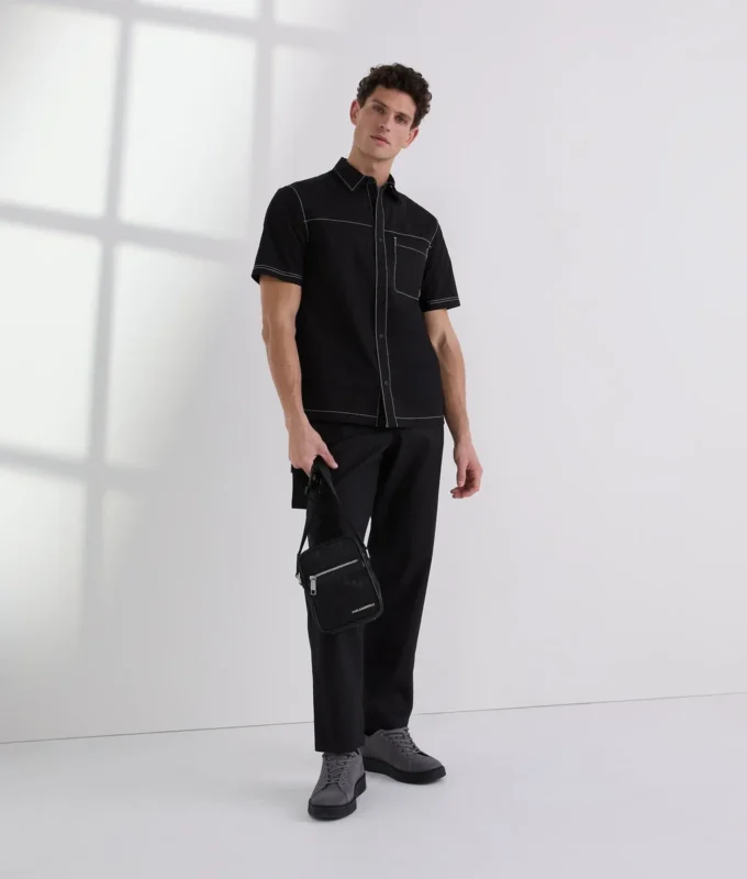 CAMICIA A MANICHE CORTE CON CUCITURE A CONTRASTO CAMICIA A MANICHE CORTE CON CUCITURE A CONTRASTO