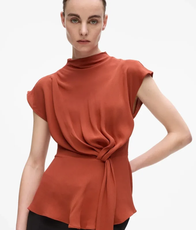 CAMICIA A MANICHE CORTE CON NODO CAMICIA A MANICHE CORTE CON NODO