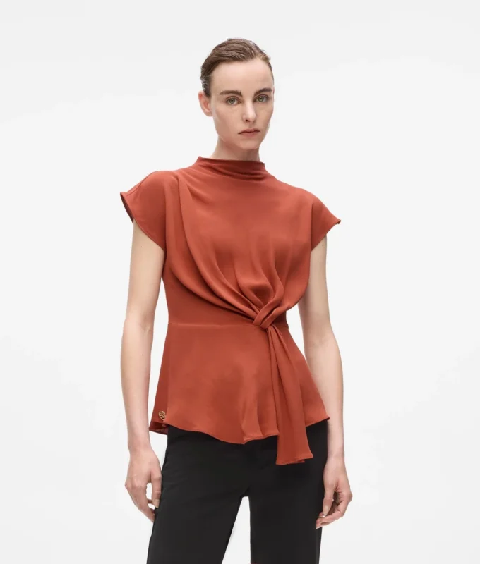 CAMICIA A MANICHE CORTE CON NODO CAMICIA A MANICHE CORTE CON NODO