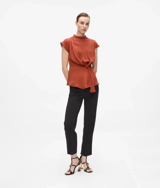 CAMICIA A MANICHE CORTE CON NODO CAMICIA A MANICHE CORTE CON NODO