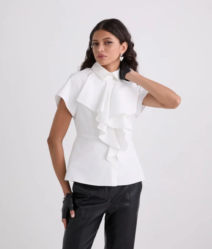 CAMICIA A MANICHE CORTE CON VOLANT CAMICIA A MANICHE CORTE CON VOLANT
