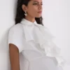 CAMICIA A MANICHE CORTE CON VOLANT CAMICIA A MANICHE CORTE CON VOLANT