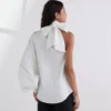 CAMICIA CON DETTAGLIO FIOCCHETTO E MANICA UNICA CAMICIA CON DETTAGLIO FIOCCHETTO E MANICA UNICA