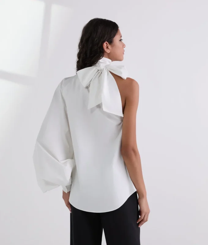 CAMICIA CON DETTAGLIO FIOCCHETTO E MANICA UNICA CAMICIA CON DETTAGLIO FIOCCHETTO E MANICA UNICA