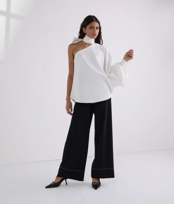 CAMICIA CON DETTAGLIO FIOCCHETTO E MANICA UNICA CAMICIA CON DETTAGLIO FIOCCHETTO E MANICA UNICA
