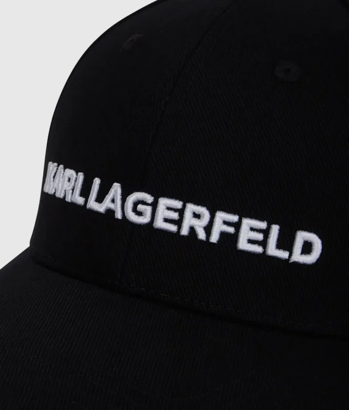 Cappellino con logo ricamato