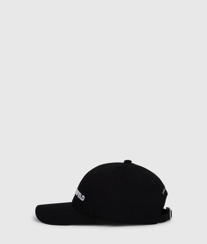 Cappellino con logo ricamato