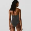 Costume da bagno metallizzato con scollo all’americana