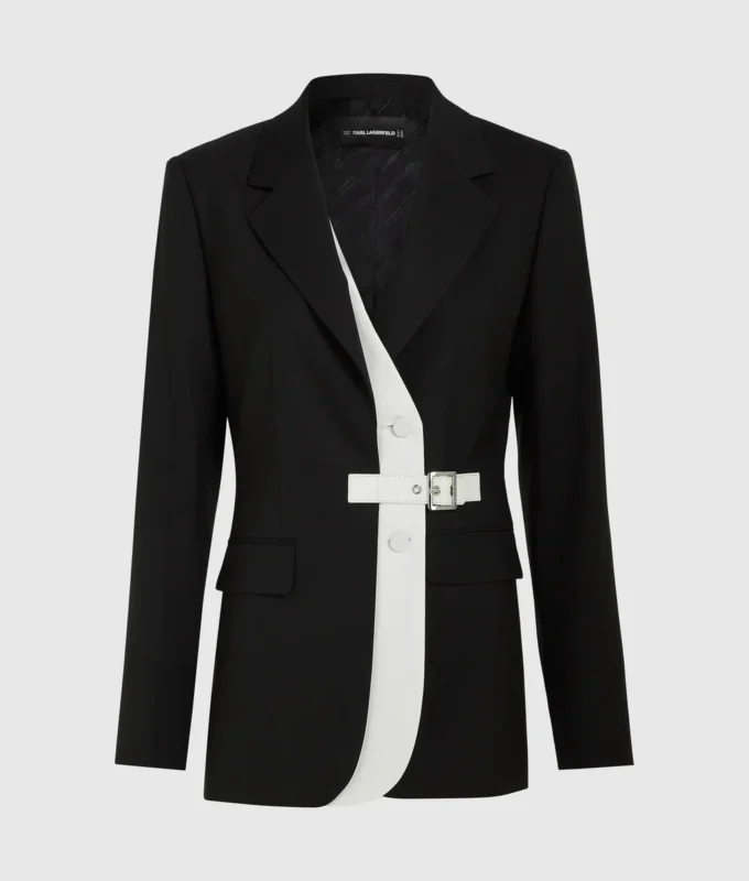 Giacca con revers a contrasto e cintura Giacca con revers a contrasto e cintura