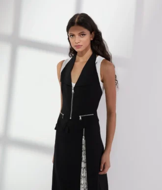 GILET CON SCOLLO ALL’ALLACCIATURA GILET CON SCOLLO ALL’ALLACCIATURA