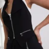 GILET CON SCOLLO ALL’ALLACCIATURA GILET CON SCOLLO ALL’ALLACCIATURA