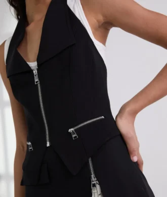GILET CON SCOLLO ALL’ALLACCIATURA GILET CON SCOLLO ALL’ALLACCIATURA