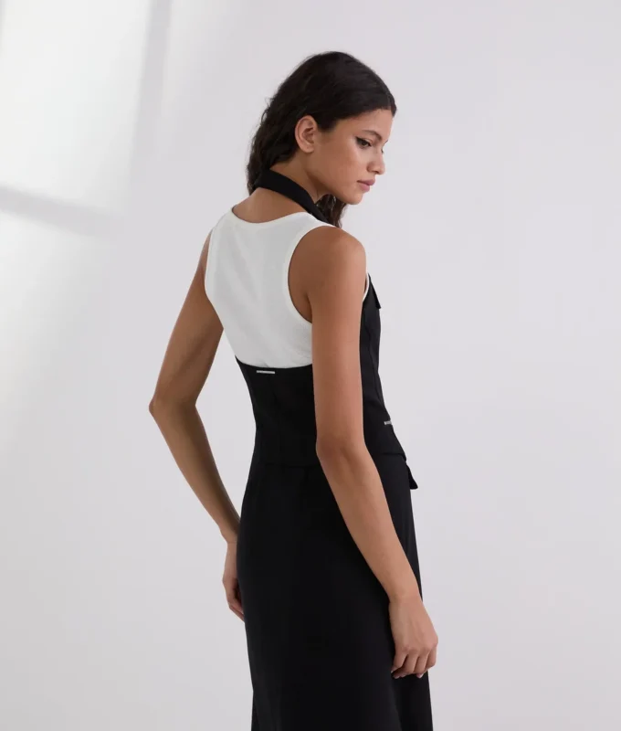 GILET CON SCOLLO ALL’ALLACCIATURA GILET CON SCOLLO ALL’ALLACCIATURA