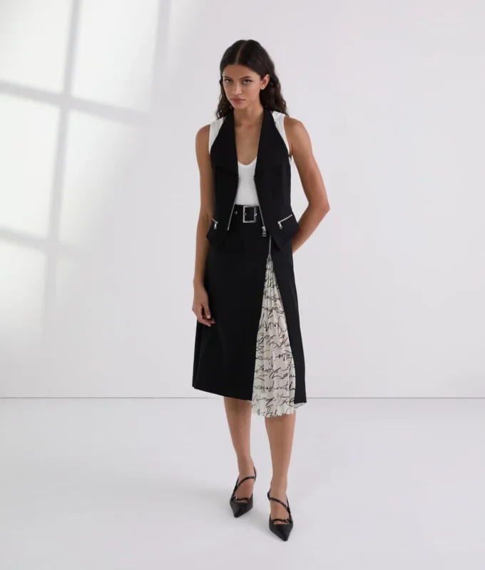 GILET CON SCOLLO ALL’ALLACCIATURA GILET CON SCOLLO ALL’ALLACCIATURA