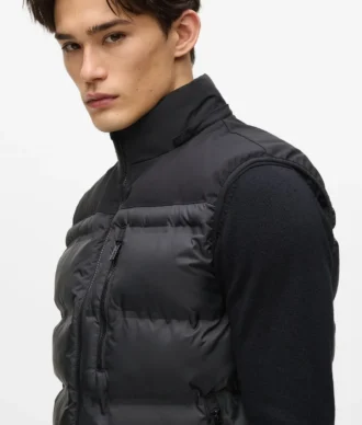 Gilet imbottito con cappuccio