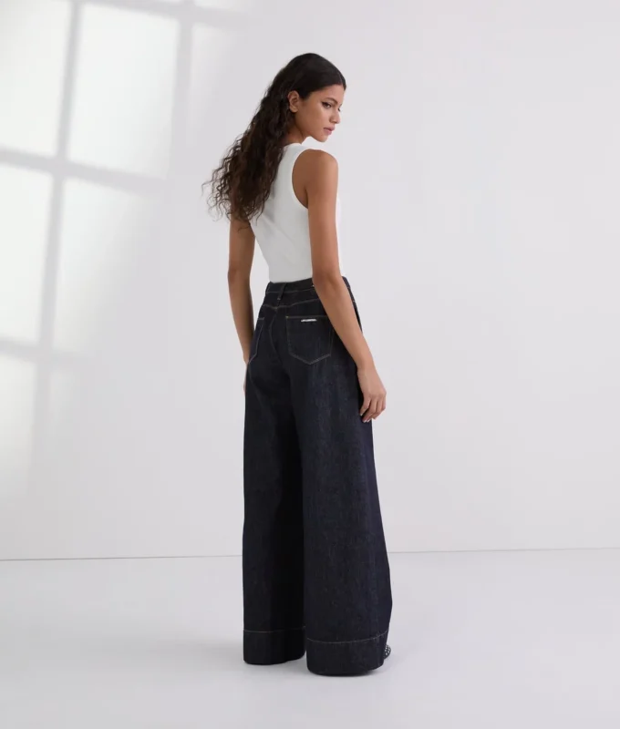 JEANS A GAMBA LARGA CON CUCITURE A CONTRASTO JEANS A GAMBA LARGA CON CUCITURE A CONTRASTO