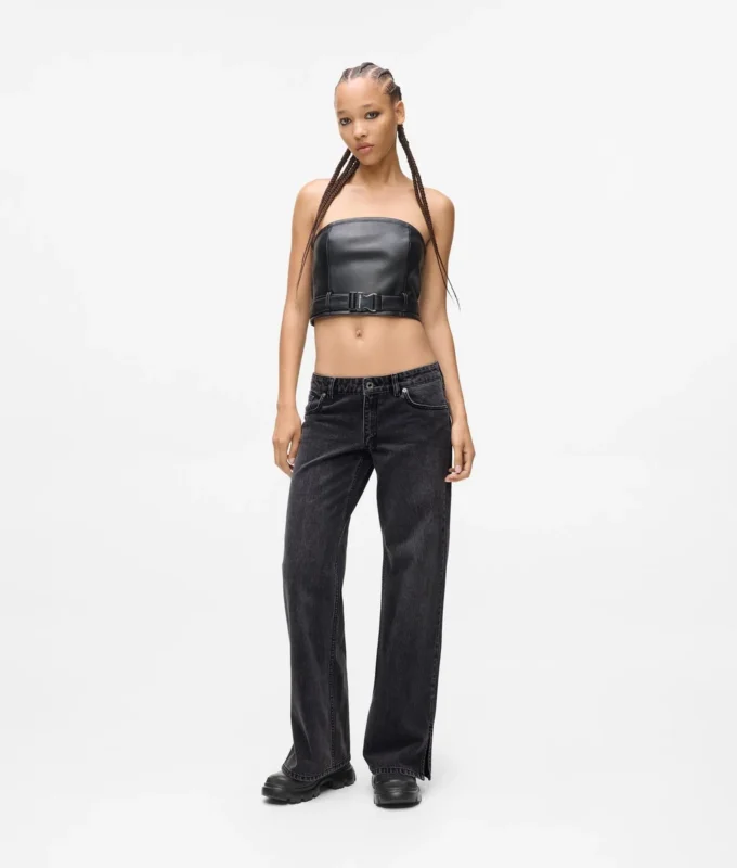 Jeans a vita bassa e gamba larga Jeans a vita bassa e gamba larga
