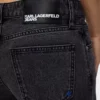 Jeans a vita bassa e gamba larga Jeans a vita bassa e gamba larga