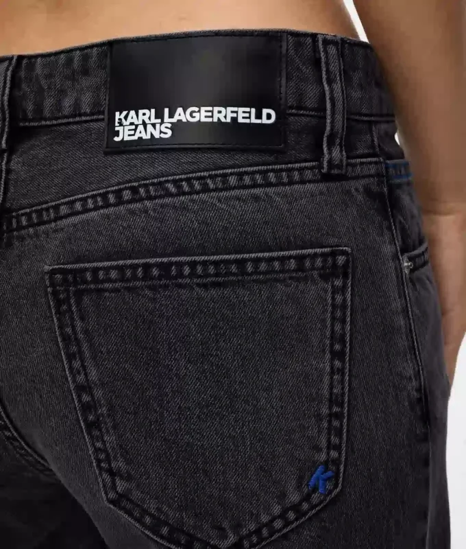 Jeans a vita bassa e gamba larga Jeans a vita bassa e gamba larga