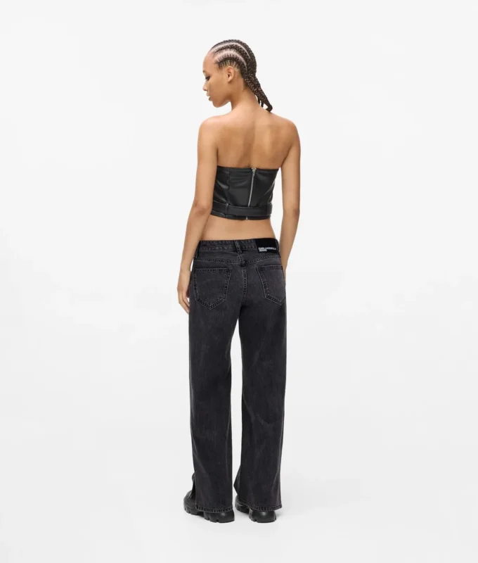Jeans a vita bassa e gamba larga Jeans a vita bassa e gamba larga
