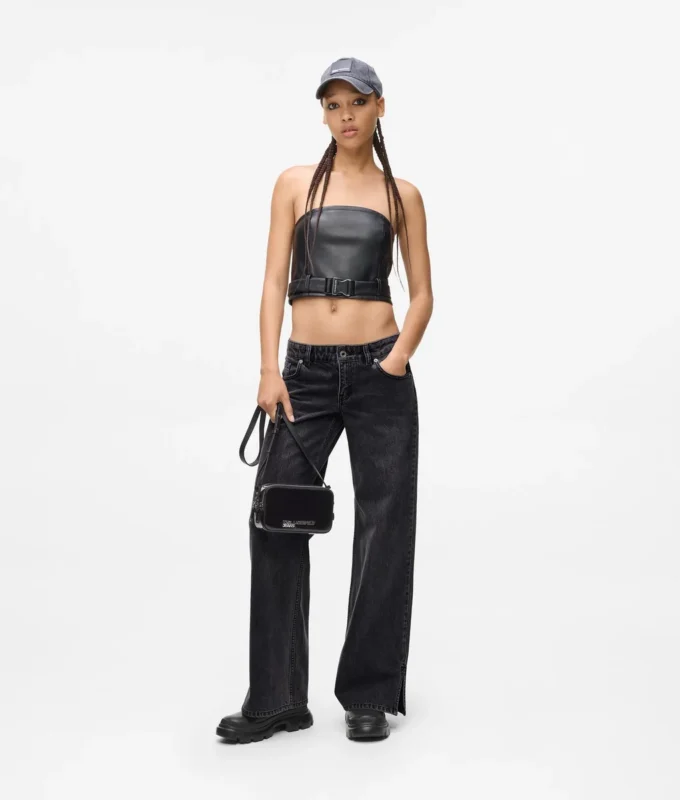 Jeans a vita bassa e gamba larga Jeans a vita bassa e gamba larga