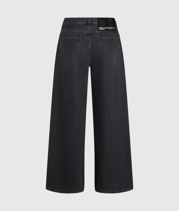 Jeans a vita bassa e gamba larga Jeans a vita bassa e gamba larga