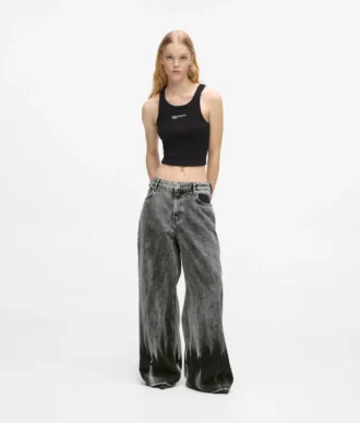Jeans a vita bassa e gamba larga sbiancati