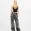 Jeans a vita bassa e gamba larga sbiancati Jeans a vita bassa e gamba larga sbiancati