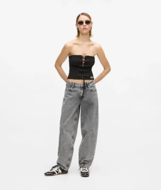 Jeans a vita media con gamba a barilotto