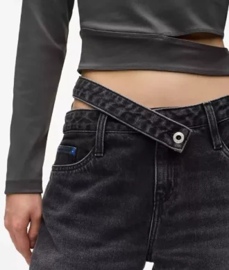 Jeans comodi con taglio svasato