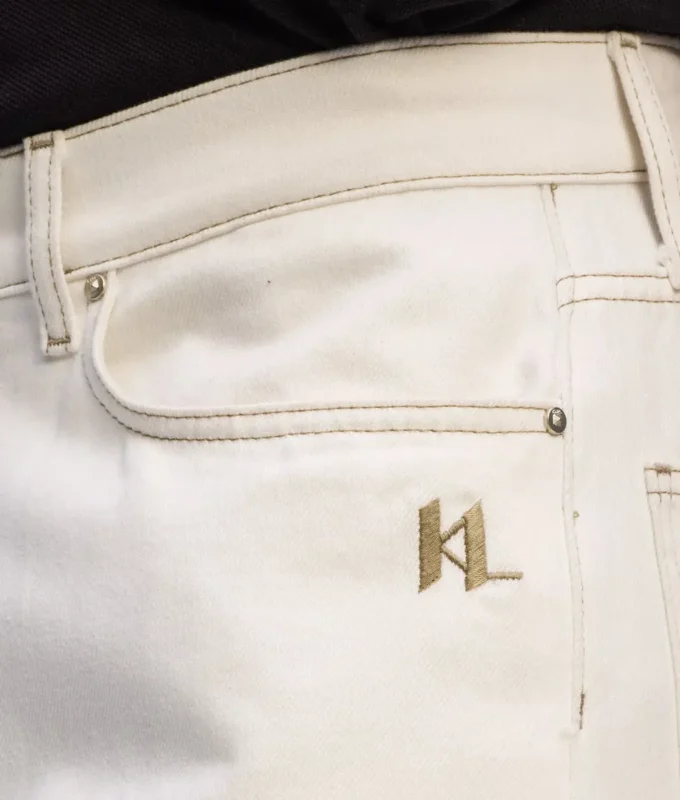 JEANS CON CUCITURE A CONTRASTO JEANS CON CUCITURE A CONTRASTO