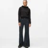 Jeans svasati con orlo asimmetrico Jeans svasati con orlo asimmetrico