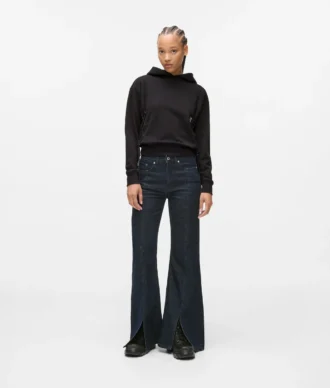 Jeans svasati con orlo asimmetrico Jeans svasati con orlo asimmetrico
